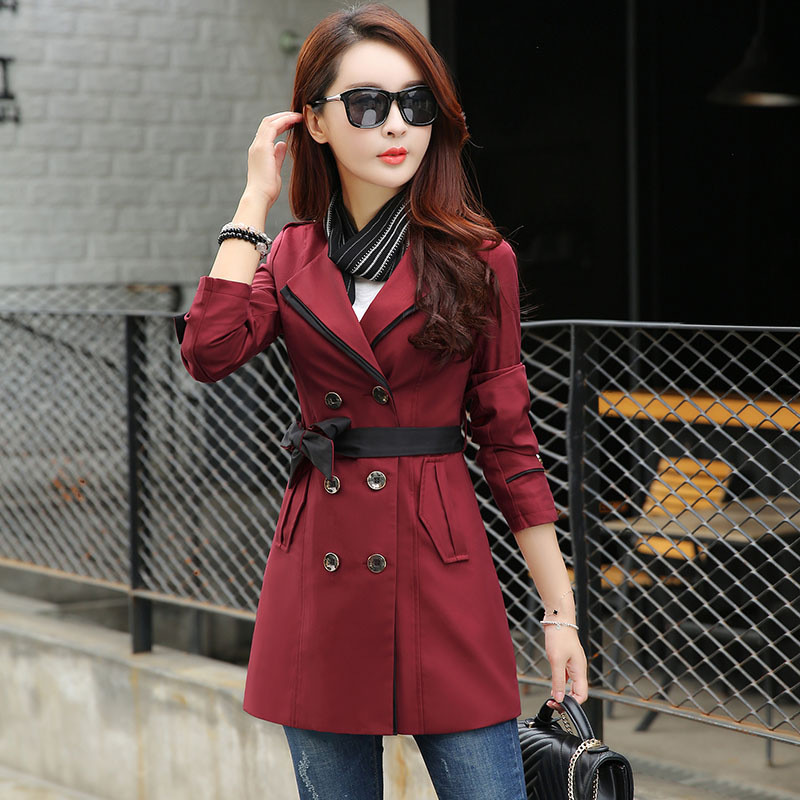 女士最新秋装，小巷深处的时尚秘境风采