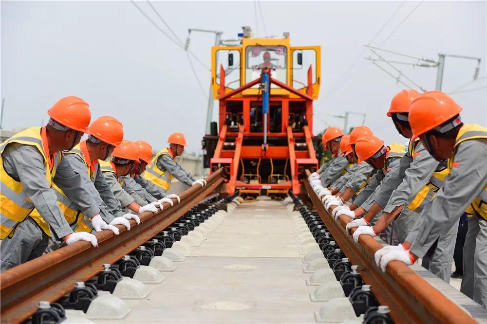 西华高铁最新动态，速度与激情中的小巷奇遇