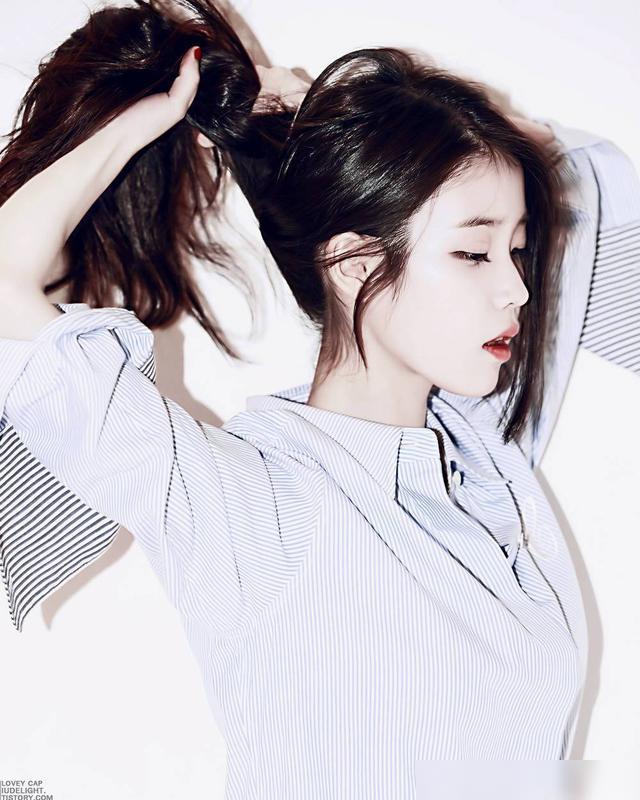 IU李智恩最新短发发型,自然美景中的心灵之旅