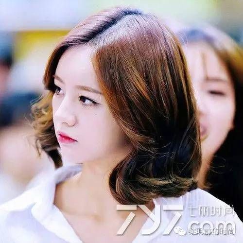 IU李智恩最新短发发型,自然美景中的心灵之旅