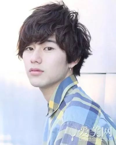 烫发男2024最新版,发型魅力与友情温馨的故事