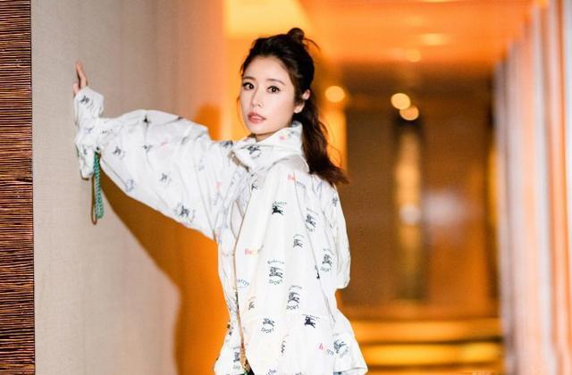 林心如最新动态揭秘,丸子头与自然美景之旅,探寻内心宁静之道